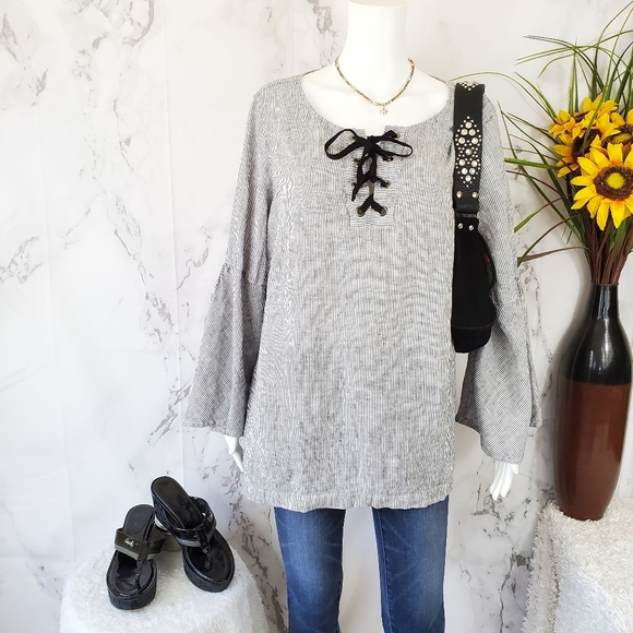Tahari Tops - Tahari 100% linen bell sleeve peasant top tunic